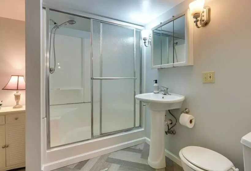 Family Friendly Riverhouse: Fishing & Hot Tub