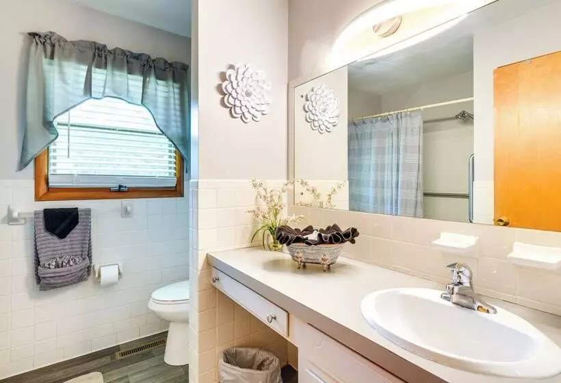 Family Friendly Riverhouse: Fishing & Hot Tub