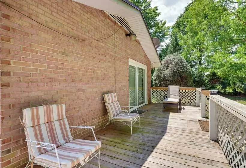 Family Friendly Riverhouse: Fishing & Hot Tub