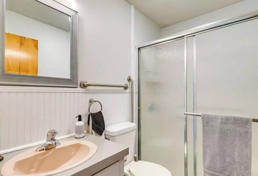 Family Friendly Riverhouse: Fishing & Hot Tub