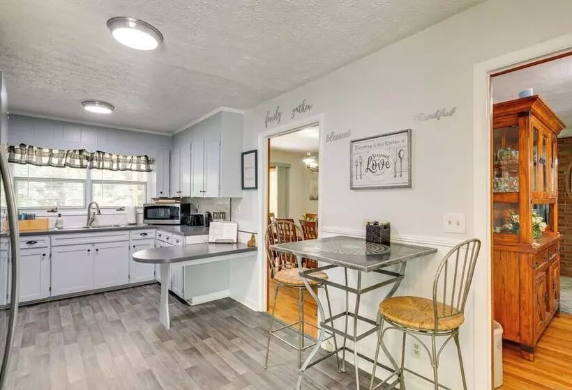 Family Friendly Riverhouse: Fishing & Hot Tub