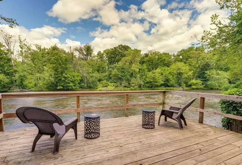 Family Friendly Riverhouse: Fishing & Hot Tub