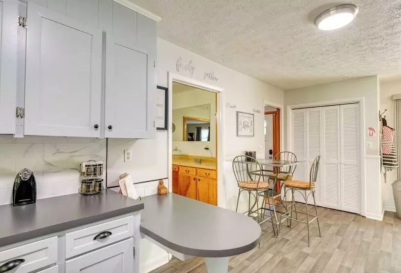 Family Friendly Riverhouse: Fishing & Hot Tub