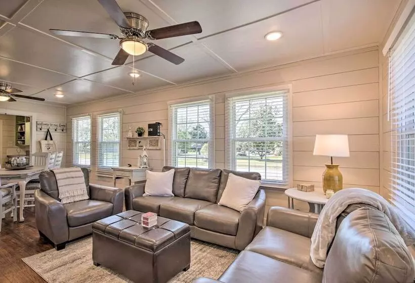 Charming Country Cottage, Walk To Main Street!