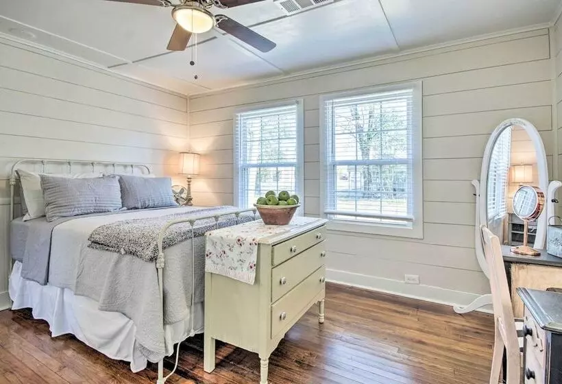 Charming Country Cottage, Walk To Main Street!