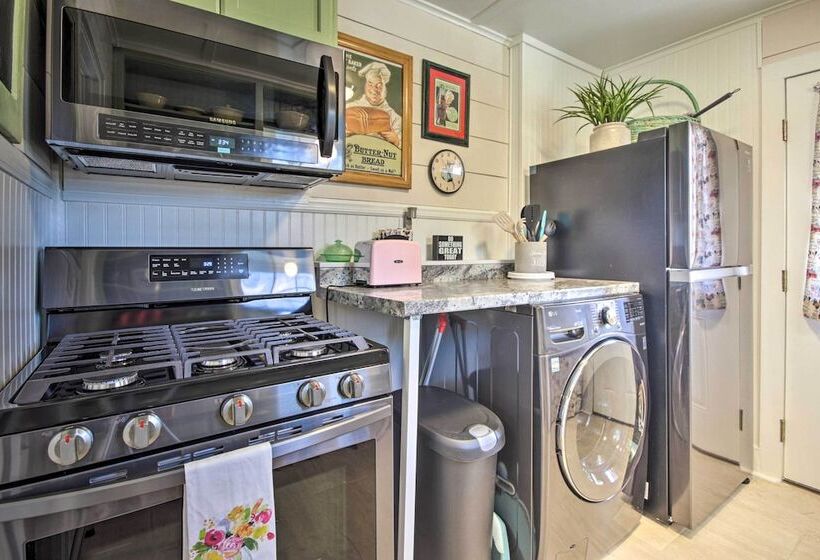 Charming Country Cottage, Walk To Main Street!