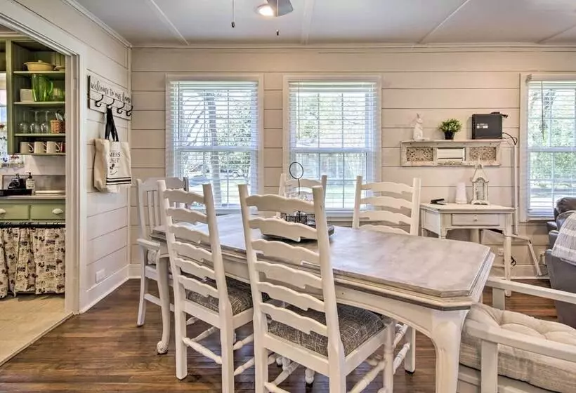 Charming Country Cottage, Walk To Main Street!