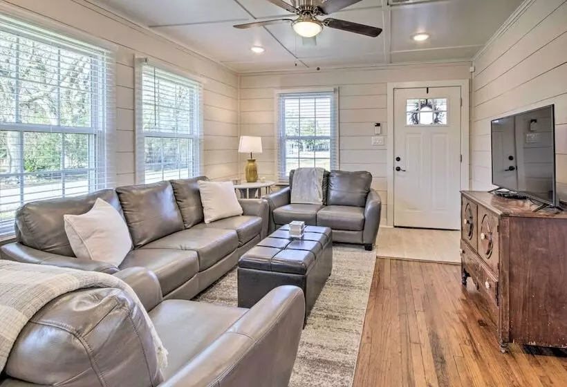 Charming Country Cottage, Walk To Main Street!