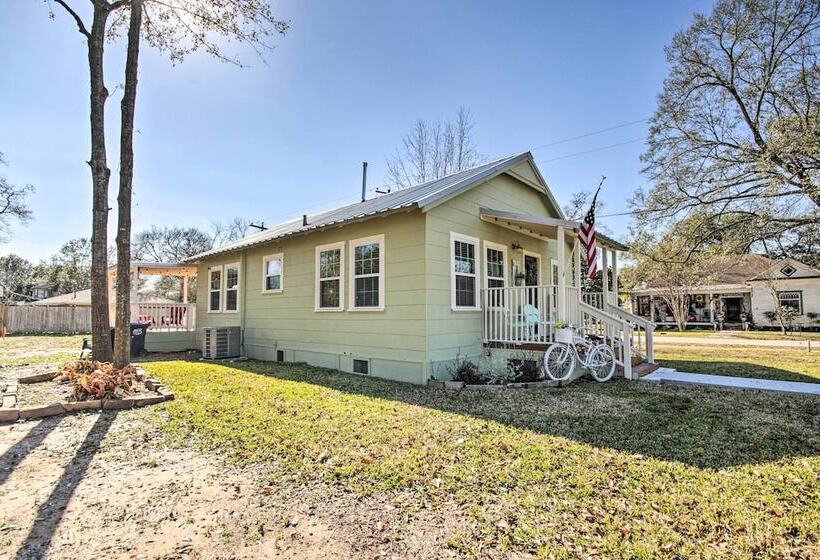 Charming Country Cottage, Walk To Main Street!