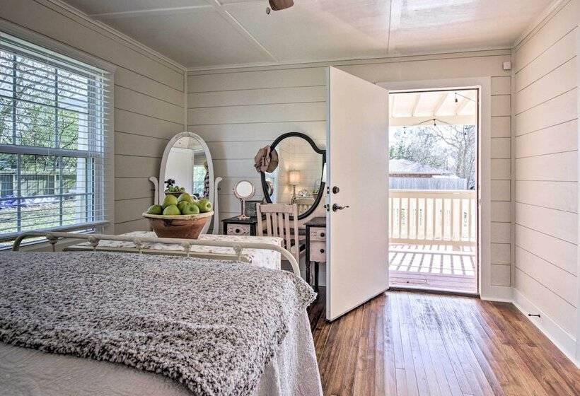 Charming Country Cottage, Walk To Main Street!