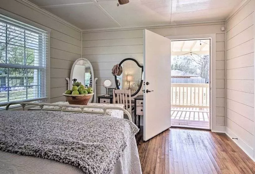 Charming Country Cottage, Walk To Main Street!