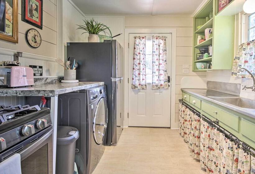 Charming Country Cottage, Walk To Main Street!