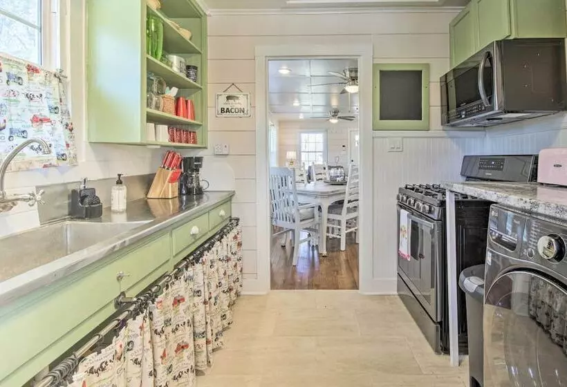 Charming Country Cottage, Walk To Main Street!