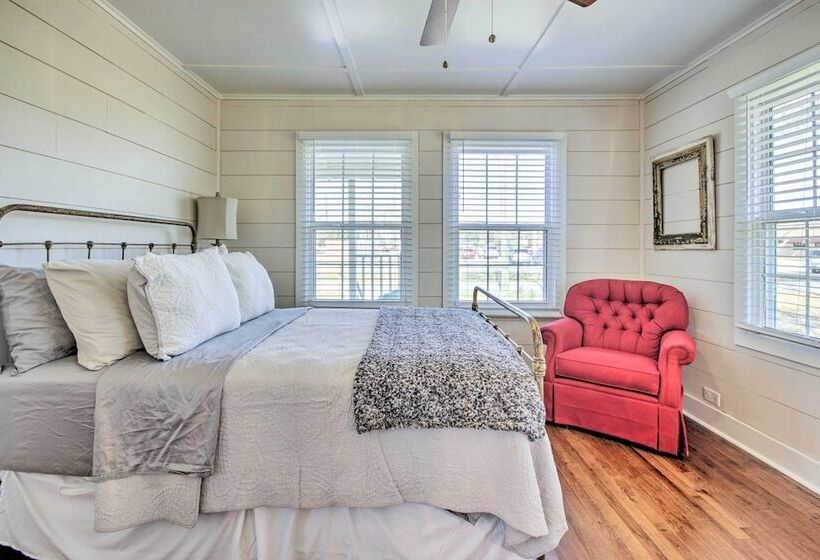 Charming Country Cottage, Walk To Main Street!