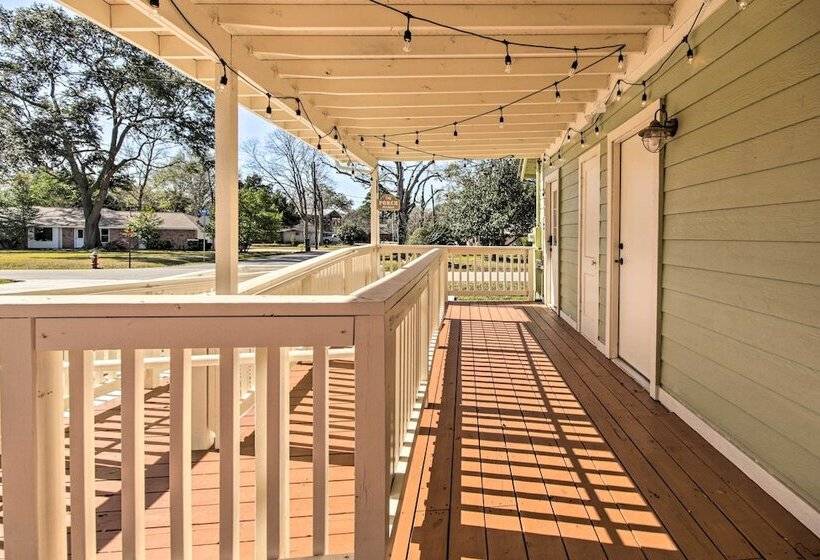 Charming Country Cottage, Walk To Main Street!