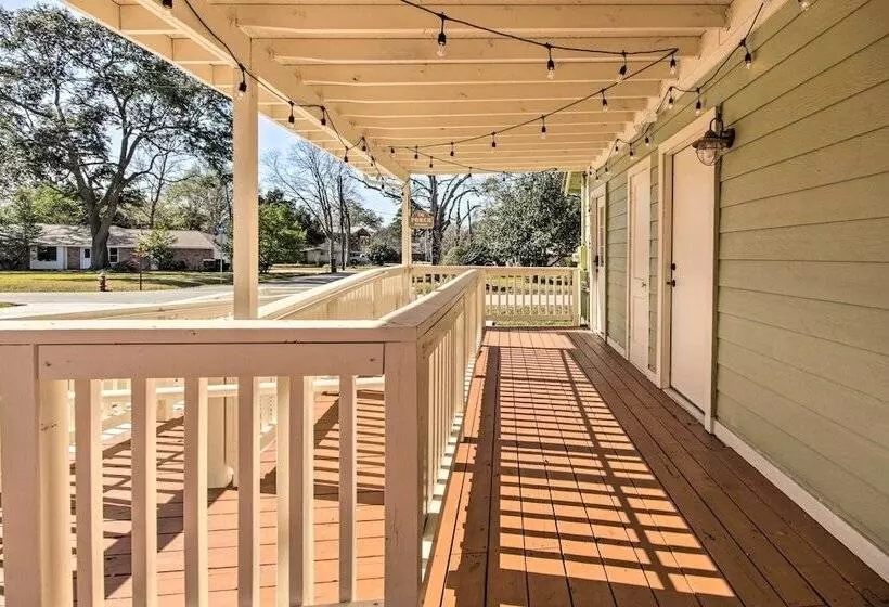 Charming Country Cottage, Walk To Main Street!
