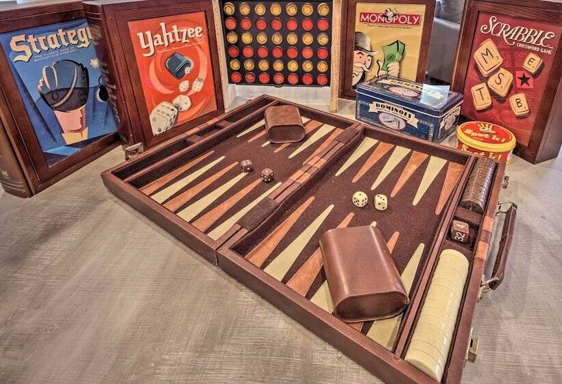 Charming Country Cottage, Walk To Main Street!