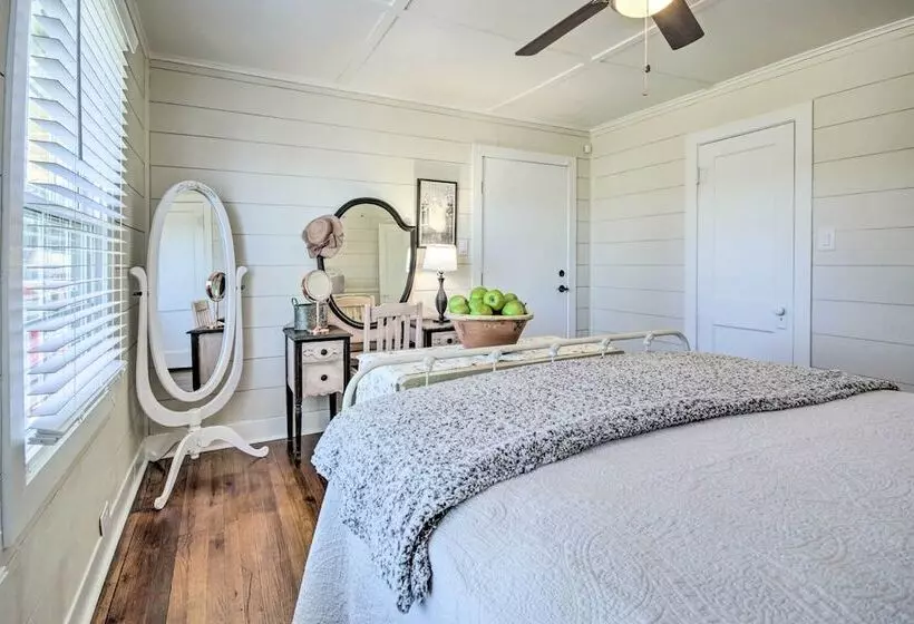Charming Country Cottage, Walk To Main Street!