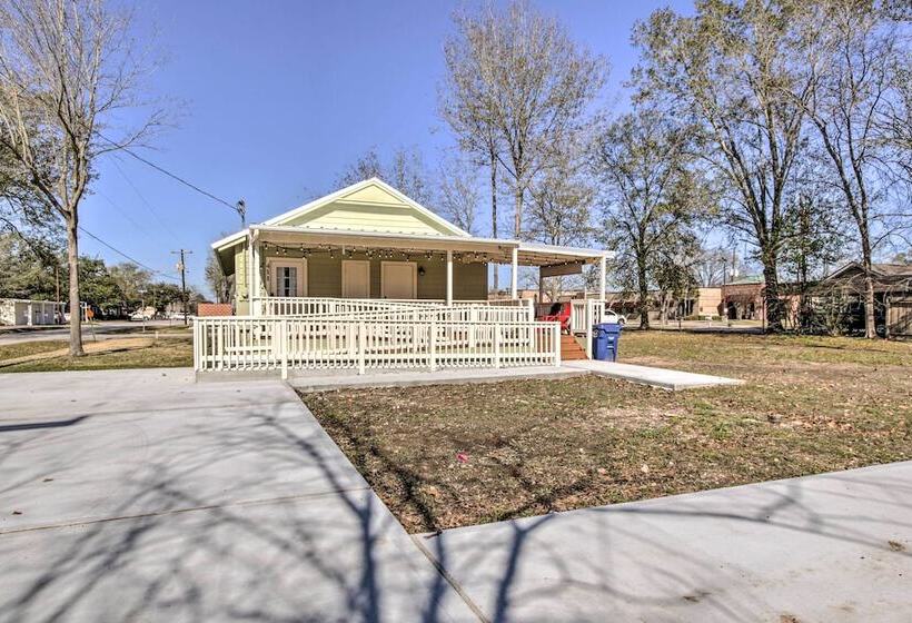 Charming Country Cottage, Walk To Main Street!