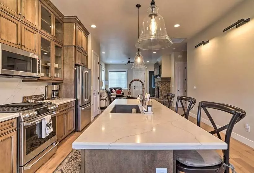 Chic & Modern Flagstaff Home W/ Hot Tub + Fire Pit