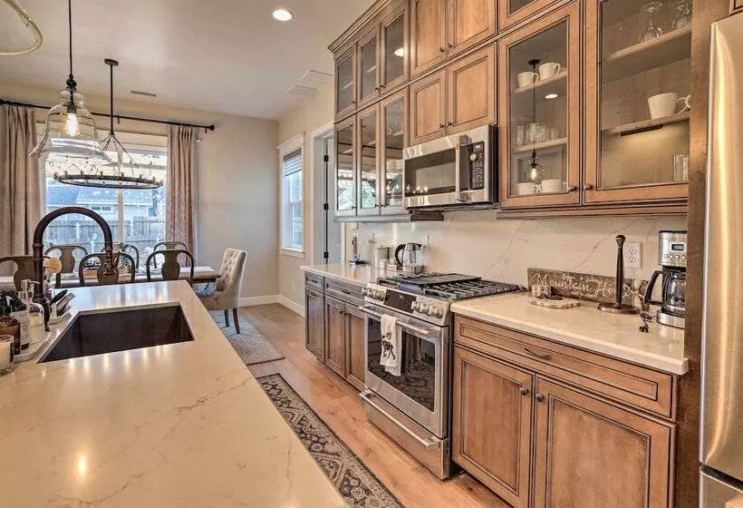 Chic & Modern Flagstaff Home W/ Hot Tub + Fire Pit