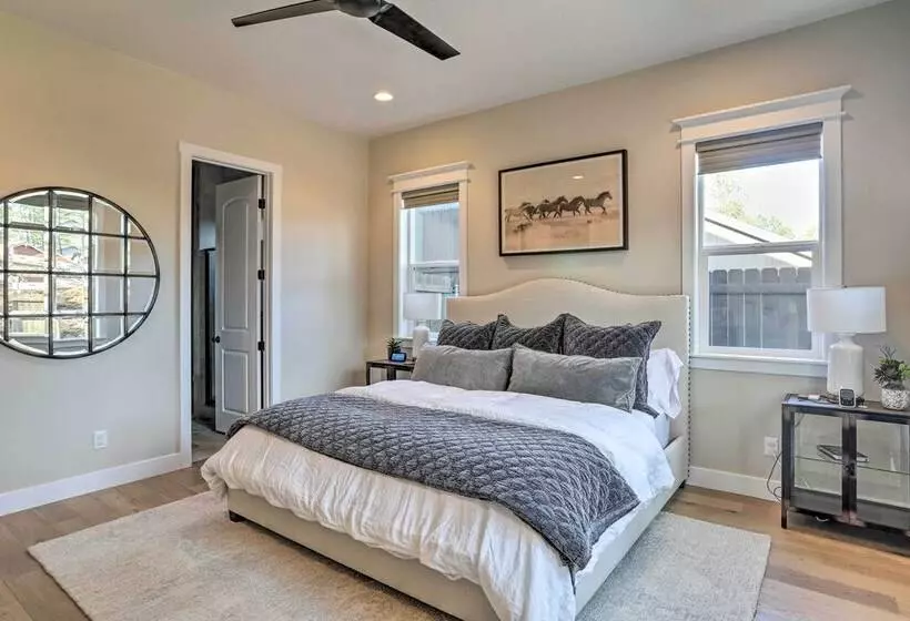 Chic & Modern Flagstaff Home W/ Hot Tub + Fire Pit