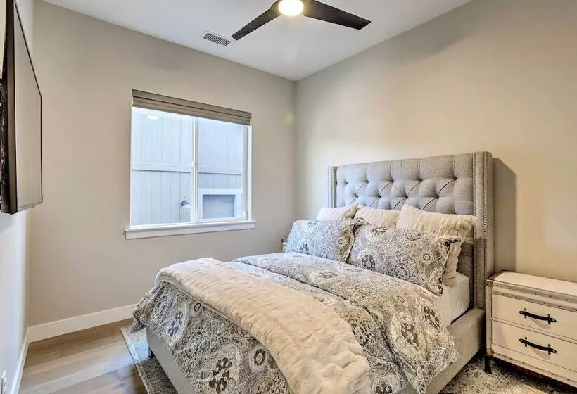 Chic & Modern Flagstaff Home W/ Hot Tub + Fire Pit