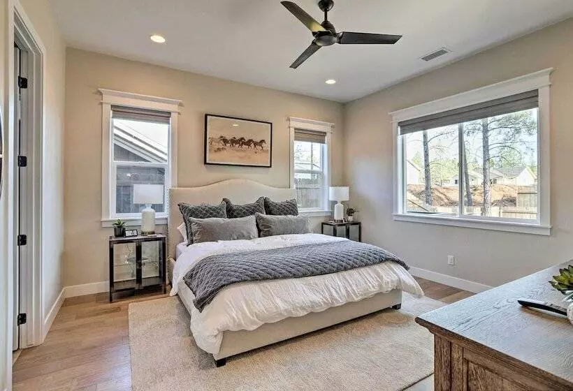 Chic & Modern Flagstaff Home W/ Hot Tub + Fire Pit