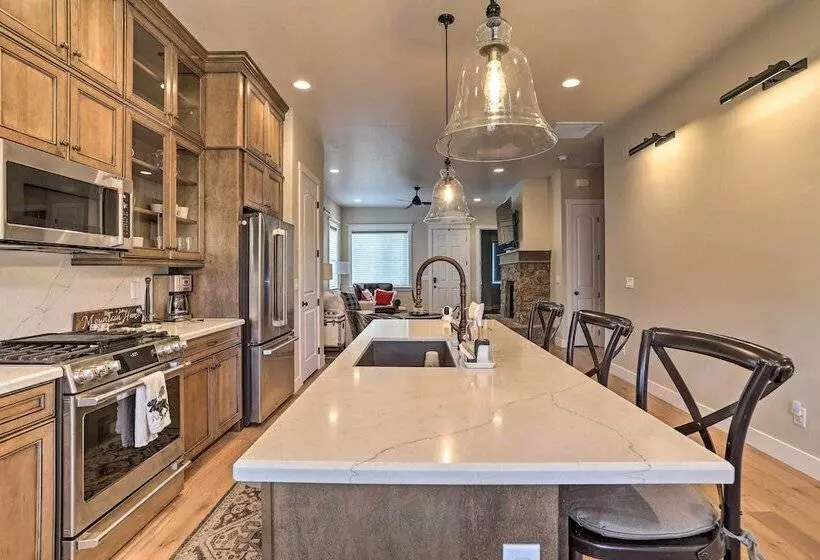 Chic & Modern Flagstaff Home W/ Hot Tub + Fire Pit