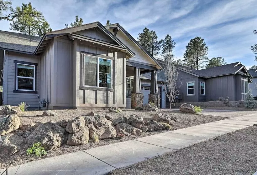 Chic & Modern Flagstaff Home W/ Hot Tub + Fire Pit