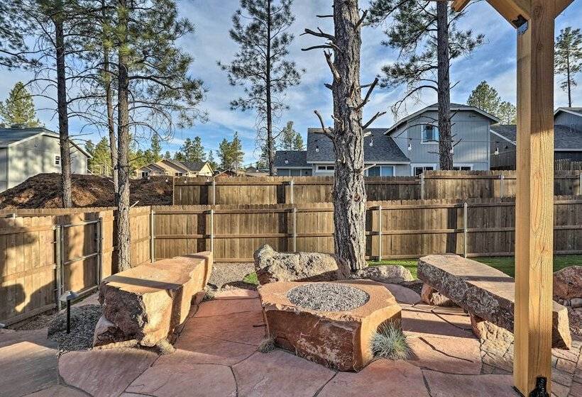 Chic & Modern Flagstaff Home W/ Hot Tub + Fire Pit