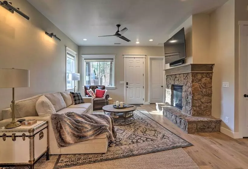 Chic & Modern Flagstaff Home W/ Hot Tub + Fire Pit