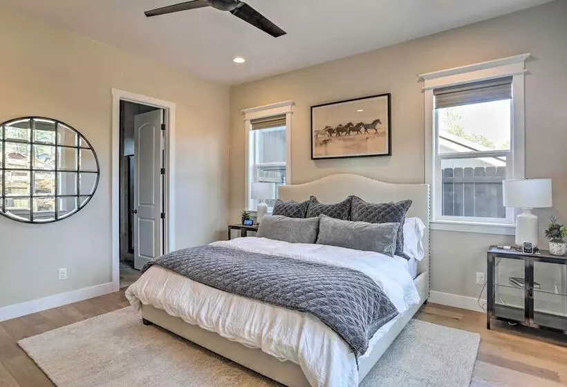 Chic & Modern Flagstaff Home W/ Hot Tub + Fire Pit