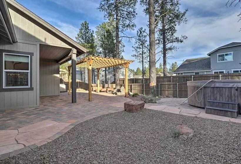 Chic & Modern Flagstaff Home W/ Hot Tub + Fire Pit