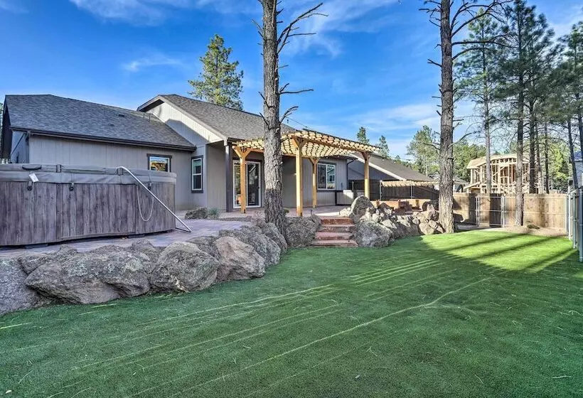 Chic & Modern Flagstaff Home W/ Hot Tub + Fire Pit