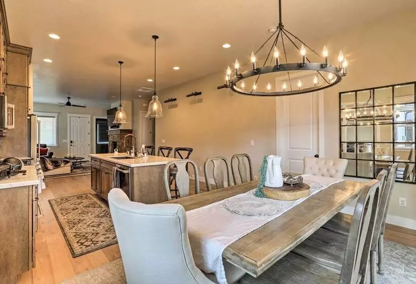 Chic & Modern Flagstaff Home W/ Hot Tub + Fire Pit