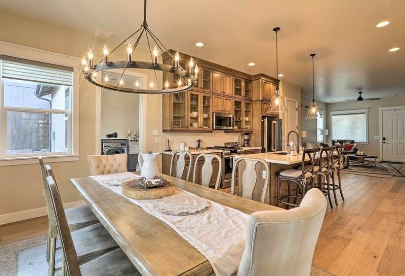 Chic & Modern Flagstaff Home W/ Hot Tub + Fire Pit