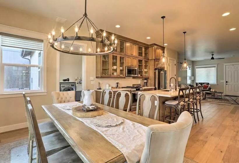 Chic & Modern Flagstaff Home W/ Hot Tub + Fire Pit