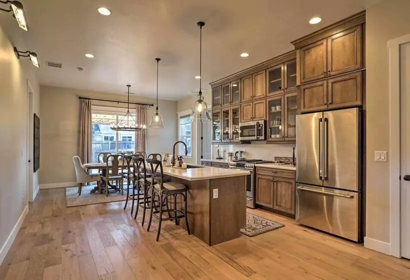 Chic & Modern Flagstaff Home W/ Hot Tub + Fire Pit