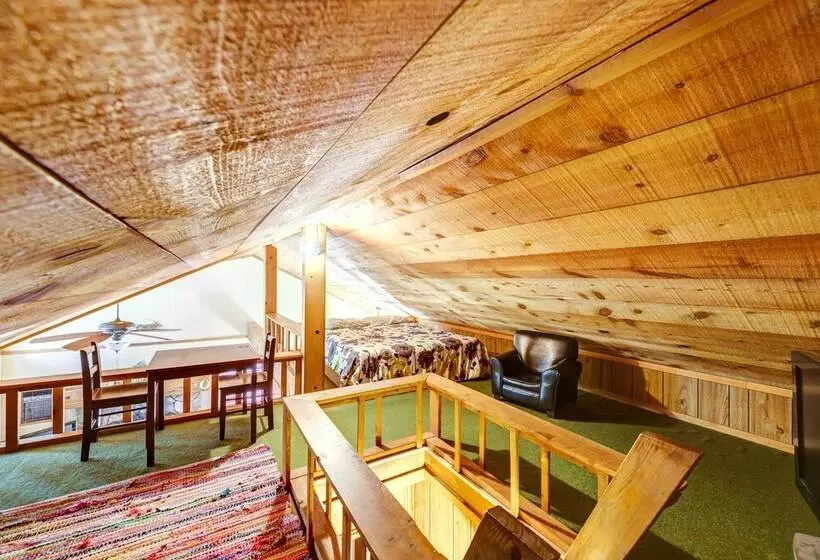 Pet Friendly Pine Cabin W/ Deck: 2 Mi To Trail