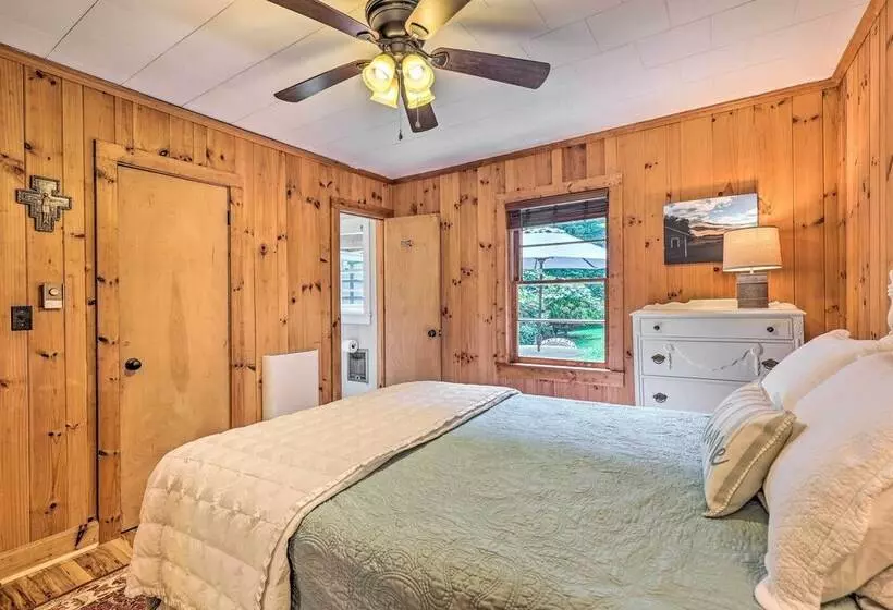 Near Hiking: Roaring Gap Retreat W/ Fire Pit!