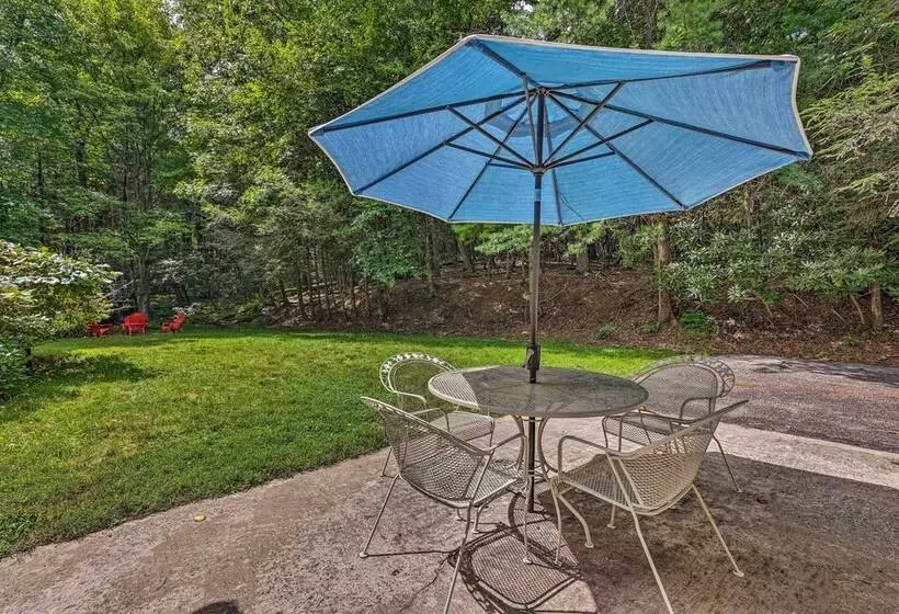 Near Hiking: Roaring Gap Retreat W/ Fire Pit!