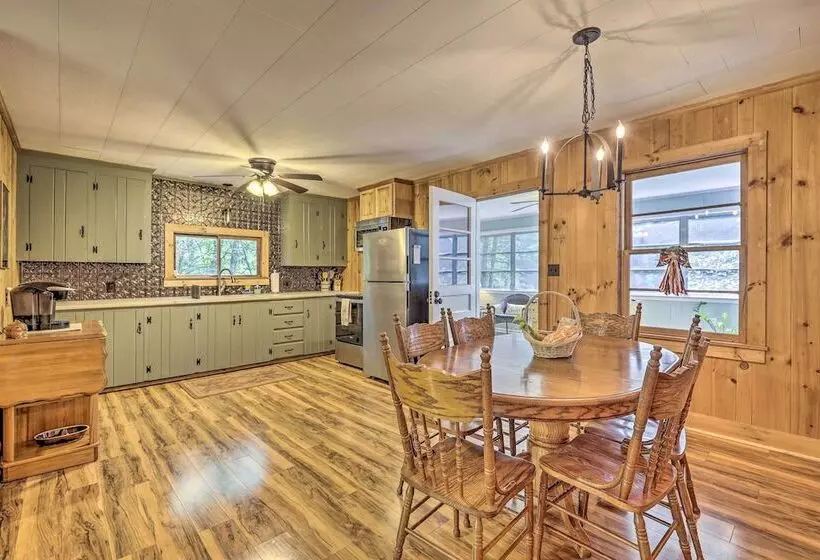 Near Hiking: Roaring Gap Retreat W/ Fire Pit!