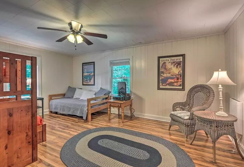 Near Hiking: Roaring Gap Retreat W/ Fire Pit!