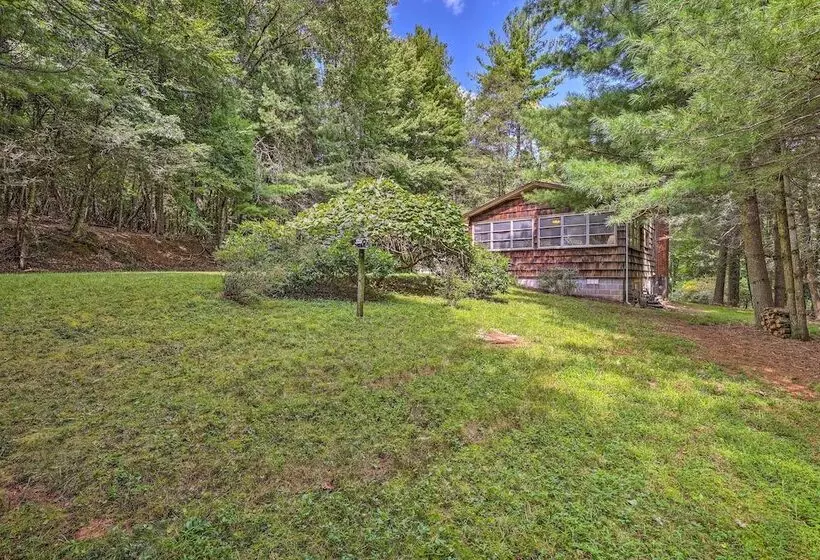 Near Hiking: Roaring Gap Retreat W/ Fire Pit!