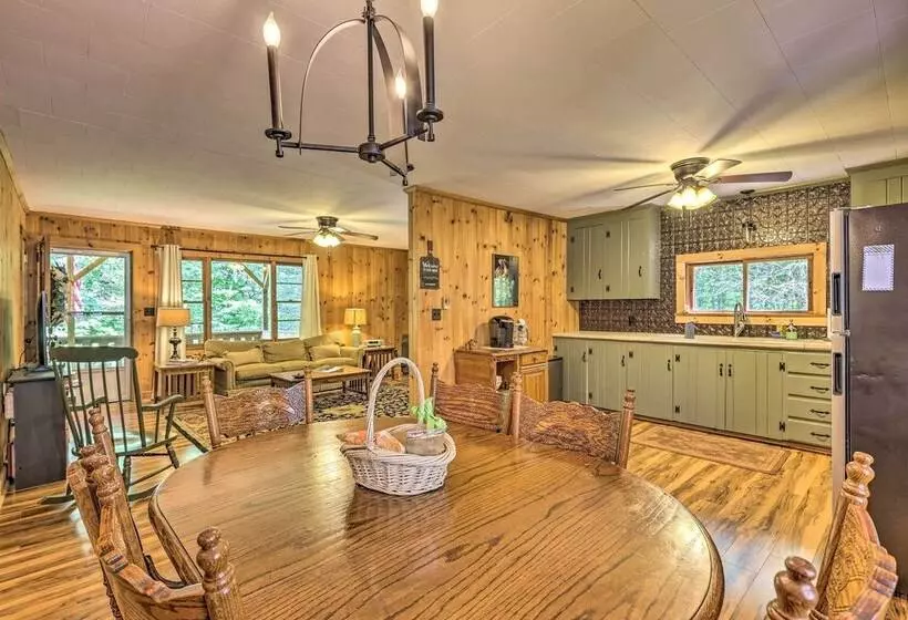 Near Hiking: Roaring Gap Retreat W/ Fire Pit!