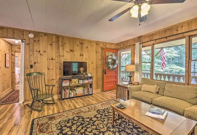 Near Hiking: Roaring Gap Retreat W/ Fire Pit!