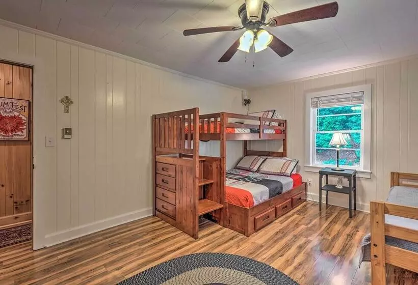 Near Hiking: Roaring Gap Retreat W/ Fire Pit!