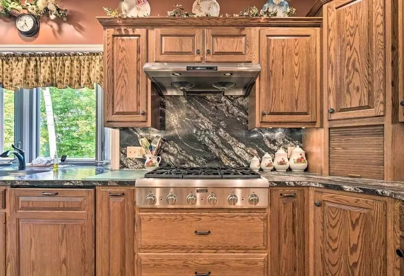 Family Friendly Cassville Retreat W/ Deck!