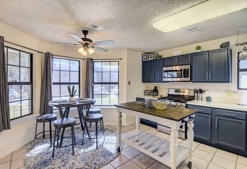 4 Mi To Joe Pool Lake: Home In Grand Prairie